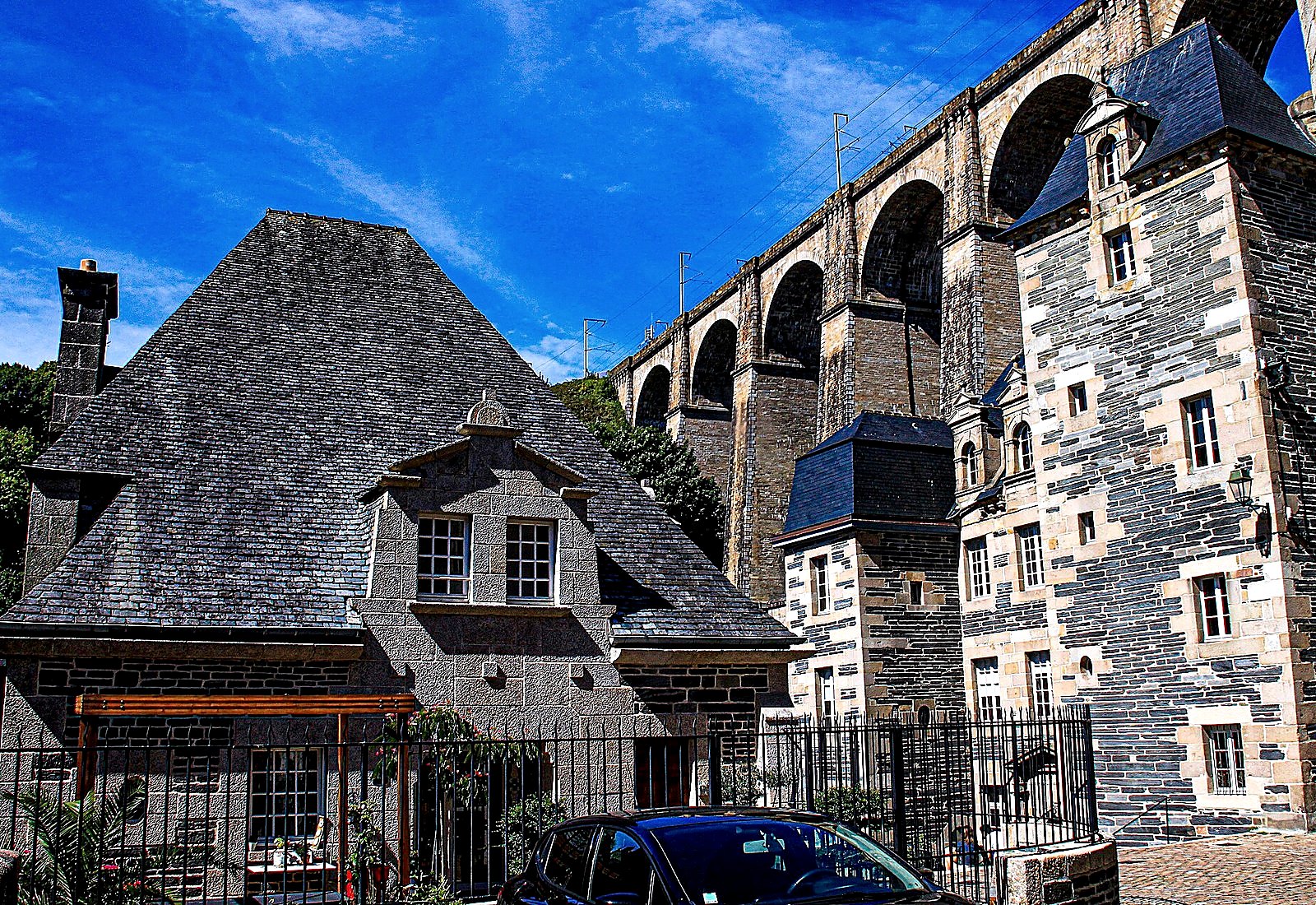 Toitures en ardoise d’une maison bretonne rénovée en Ille-et-Vilaine